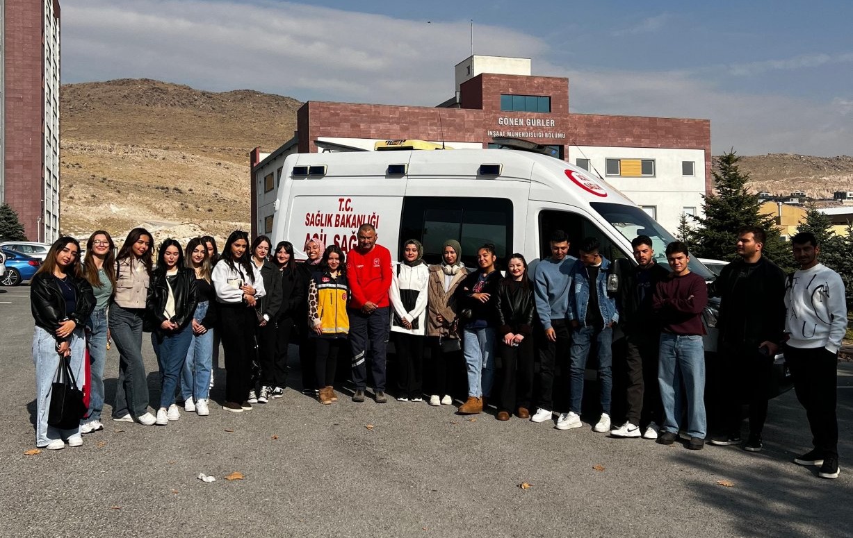 İlk ve Acil Yardım Programı Öğrencilerine Ambulans Tanıtımı