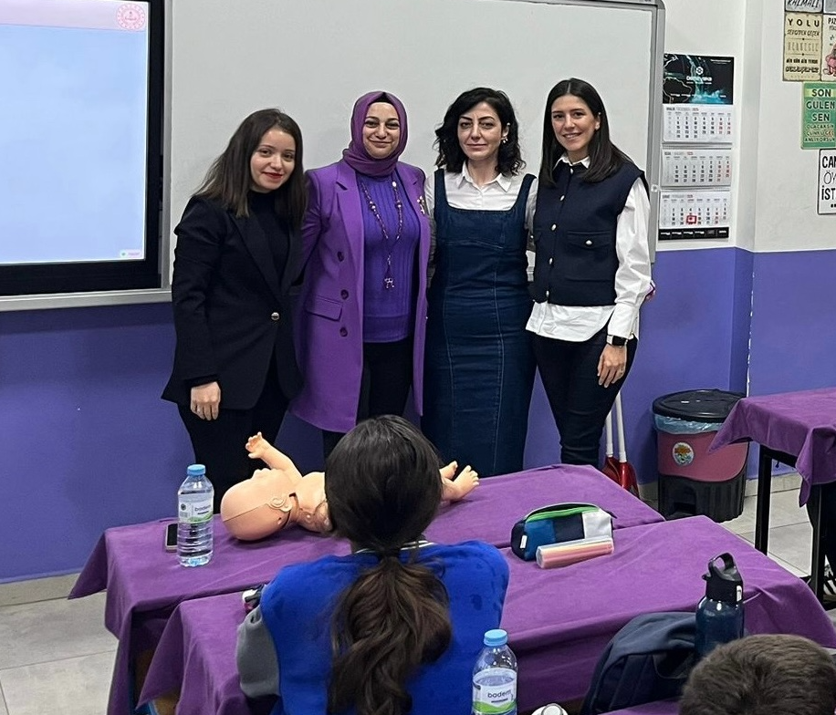 Ortaokul Öğrencilerine Heimlich Manevrası Eğitimi Verildi
